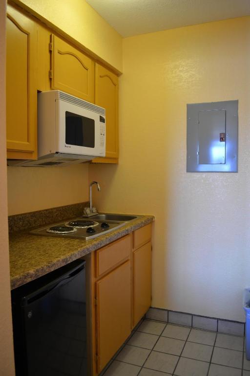 Deluxe Inn And Suites Weslaco Exterior photo