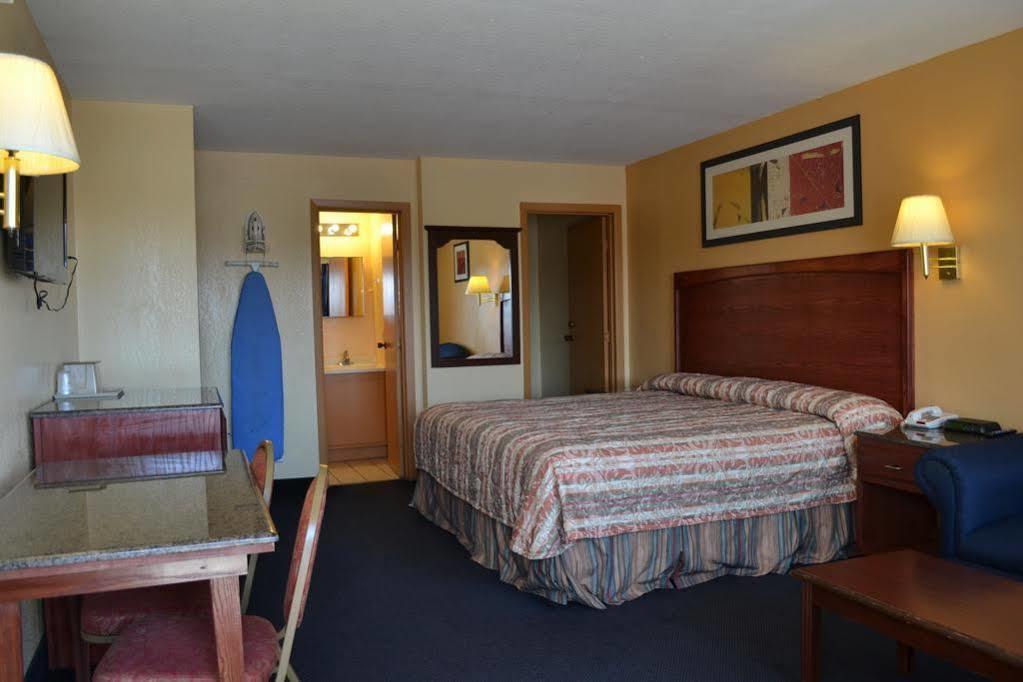 Deluxe Inn And Suites Weslaco Exterior photo