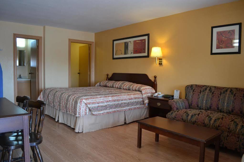 Deluxe Inn And Suites Weslaco Exterior photo