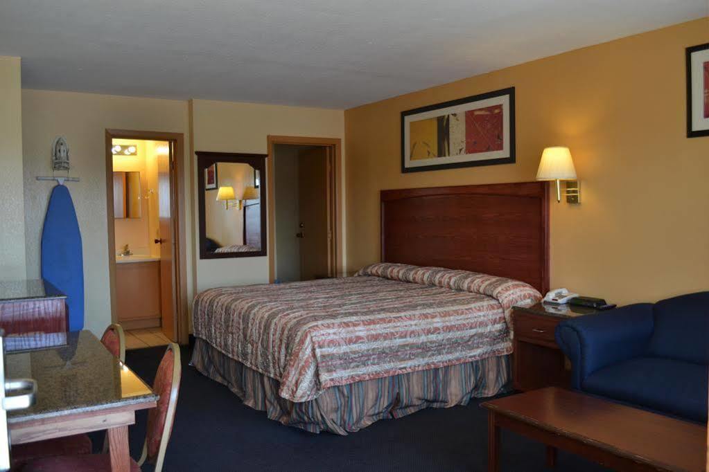 Deluxe Inn And Suites Weslaco Exterior photo