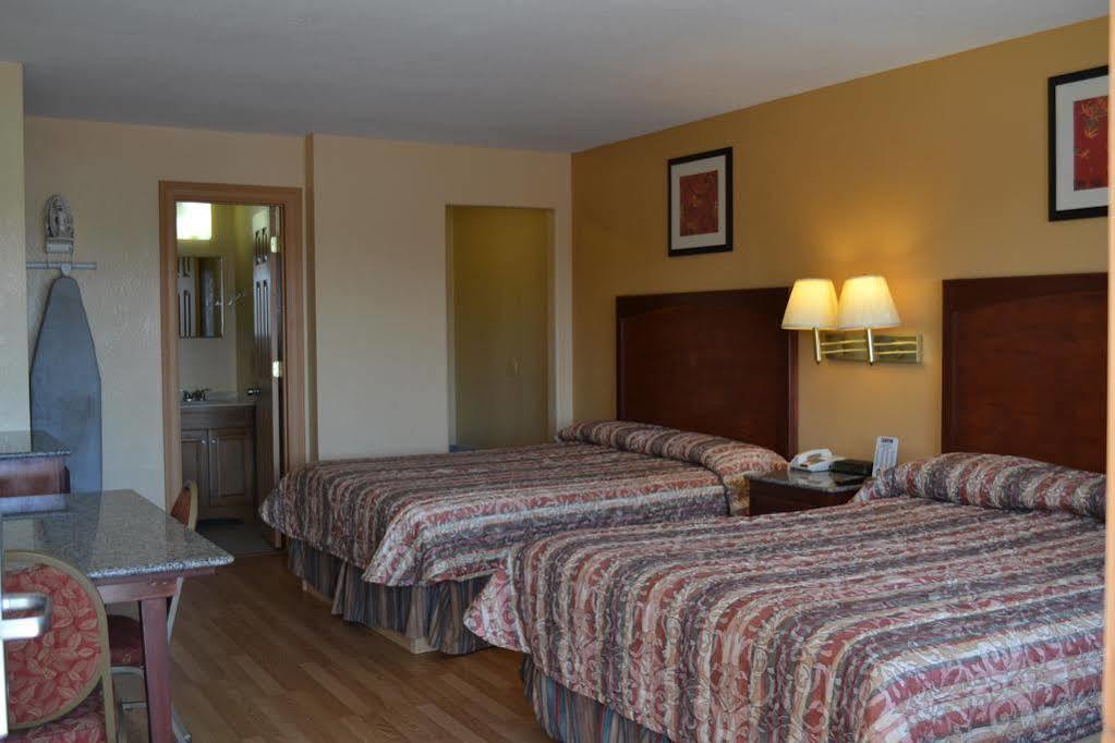 Deluxe Inn And Suites Weslaco Exterior photo